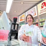 Apothekerin Nursen Turan zeigt in der Salinen-Apotheke in Unna-Königsborn verschiedene Medikamente