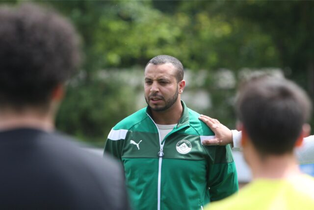 Yassine Najih redet im Mannschaftskreis.