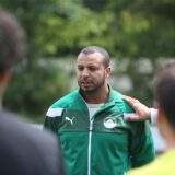 Yassine Najih redet im Mannschaftskreis.