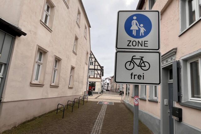 An der Klosterstraße in Unna zeigen Schilder die Fußgängerzone und dass sie hier für den Radverkehr freigegeben ist.