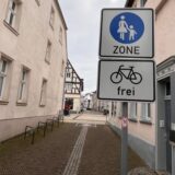 An der Klosterstraße in Unna zeigen Schilder die Fußgängerzone und dass sie hier für den Radverkehr freigegeben ist.