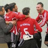 Die Spieler von TIU Rünthe jubelten im Januar 2013 über den ersten Sieg bei der Hallenstadtmeisterschaft Bergkamen.