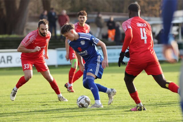 Spieler im Zweikampf.