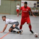 Eine Spielszene von der letztjährigen Ausgabe der Hallenstadtmeisterschaft Bergkamen. Elyesa Dumanli (r., hier im Trikot des FC TuRa) gewann das Turnier mehrfach – für unterschiedliche Mannschaften.