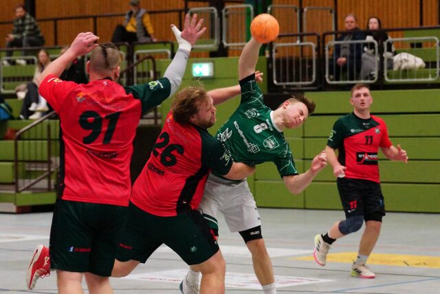 Der HC Heeren im Zweikampf mit dem SuS Oberaden II.