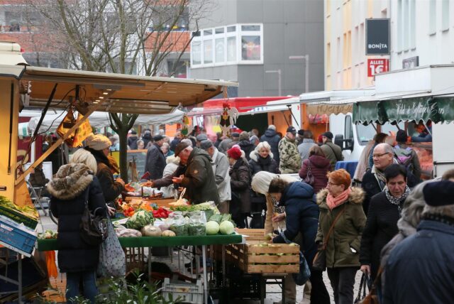 Gut gefüllter Wochenmarkt auf dem Willy-Brandt-Platz in Kamen.