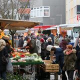 Gut gefüllter Wochenmarkt auf dem Willy-Brandt-Platz in Kamen.