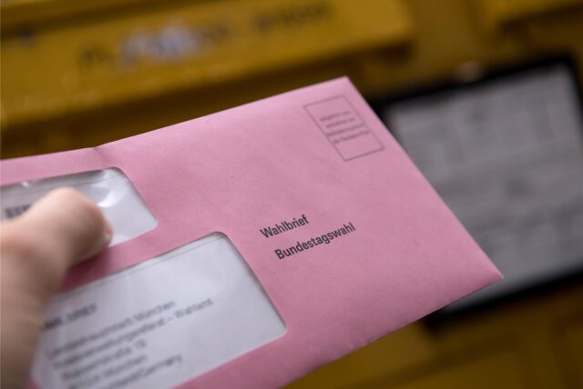 Eine Person wirft Ihren Wahlbrief zur Bundestagswahl in einen Briefkasten der Deutschen Post. (Symbolbild)