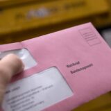 Eine Person wirft Ihren Wahlbrief zur Bundestagswahl in einen Briefkasten der Deutschen Post. (Symbolbild)