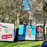 Nur Großplakate sind am Verkehrsring erlaubt – hier vier „Wesselmänner“ an der Ecke Wasserstraße/Südring.
