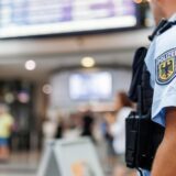 Ein Polizist steht in der Eingangshalle des Hauptbahnhofs in Dortmund