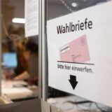 Zettel mit Hinweis „Wahlbriefe“