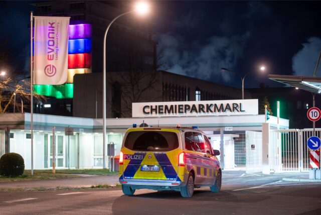 Ein Streifenwagen der Polizei steht vor dem Chemiepark Marl.