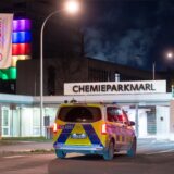 Ein Streifenwagen der Polizei steht vor dem Chemiepark Marl.