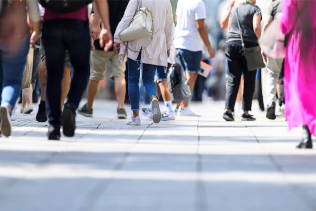 Menschen gehen über die Straße