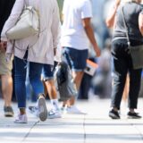 Menschen gehen über die Straße