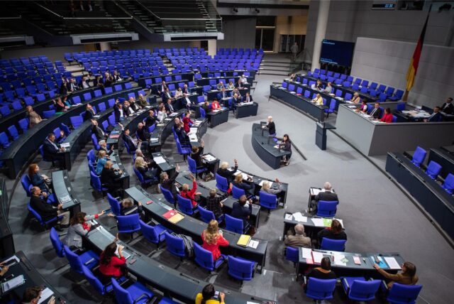 Abgeordnete im Bundestag stimmen bei der 115. Sitzung des Bundestages über eine Reform der Hebammenausbildung ab.