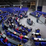 Abgeordnete im Bundestag stimmen bei der 115. Sitzung des Bundestages über eine Reform der Hebammenausbildung ab.