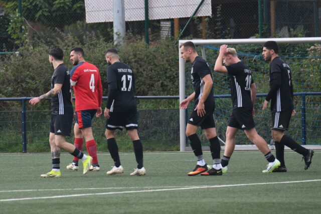 Spieler von Eintracht Werne gehen über das Spielfeld.