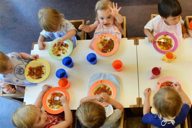 Krippenkinder (1,5 bis 3 Jahre) sitzen am 24.07.2013 in der BBW-Kindertageseinrichtung «forum thomanum» in Leipzig beim Mittagessen zusammen.