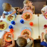 Krippenkinder (1,5 bis 3 Jahre) sitzen am 24.07.2013 in der BBW-Kindertageseinrichtung «forum thomanum» in Leipzig beim Mittagessen zusammen.