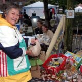 Eine Kundin schaut sich bei einem Trödelmarkt in Bergkamen die Waren einer Händlerin an.