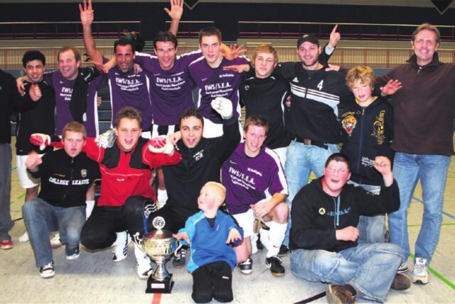 Ungewohnt in Lila: Der Hallenstadtmeister 2009 hieß VfK Weddinghofen. Die Mannschaft vom Häupenweg war die Letzte, die ihren Titel erfolgreich verteidigen konnte.