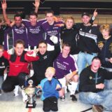 Ungewohnt in Lila: Der Hallenstadtmeister 2009 hieß VfK Weddinghofen. Die Mannschaft vom Häupenweg war die Letzte, die ihren Titel erfolgreich verteidigen konnte.