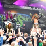 Kinder stehen bei einem Auftritt der Band „Heavysaurus“ vor der Bühne.