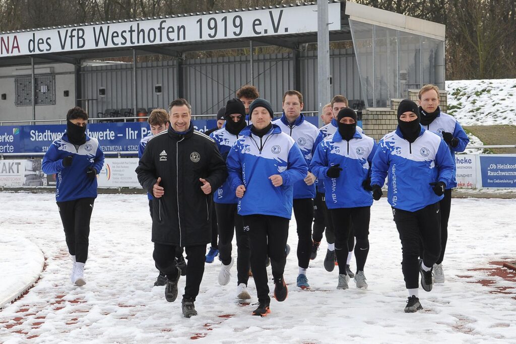 Die Spieler des VfB Westhofen laufen im Schnee.