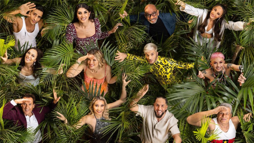 Timur Ülker, Yeliz Koc, Pierre Sanoussi-Bliss, Alessia Herren, Lilly Becker, Nina Bott, Sam Dylan, Edith Stehfest, Jörg Dahlmann, Anna-Carina Woitschack, Maurice Dziwak, Jürgen Hingsen, die Kandidaten des Dschungelcamps 2025, posieren zwischen Palmenblättern. Timur Ülker, Yeliz Koc, Pierre Sanoussi-Bliss, Alessia Herren, Lilly Becker, Nina Bott, Sam Dylan, Edith Stehfest, Jörg Dahlmann, Anna-Carina Woitschack, Maurice Dziwak, Jürgen Hingsen, die Kandidaten des Dschungelcamps 2025, posieren zwischen Palmenblättern.