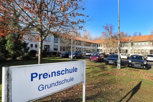 Schild mit der Aufschrift Preinschule.