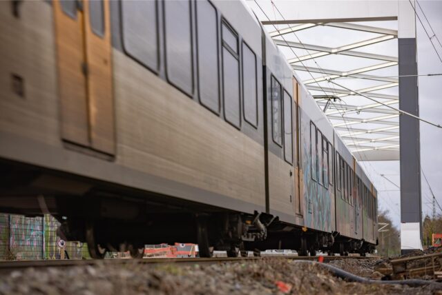 Eine Regionalbahn fährt über die A1-Eisenbahnbrücke bei Unna.