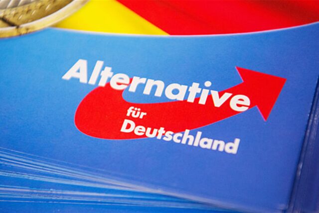 Ein Stapel Flyer mit AfD-Logo
