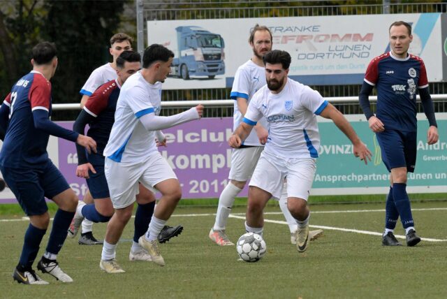 Mehrere Fußballspieler im Zweikampf.