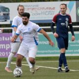 Mehrere Fußballspieler im Zweikampf.