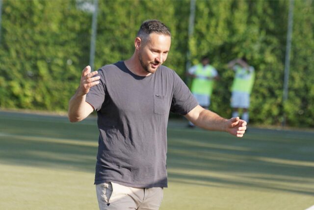René Johannes steht auf dem Fußballplatz.