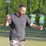 René Johannes steht auf dem Fußballplatz.