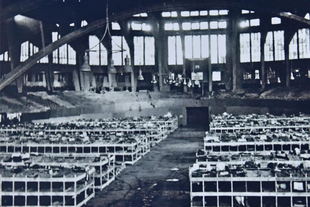 Die Aufnahme vom 15.11.1940 zeigt die Stockbetten, die in der Westfalenhalle aufgebaut wurden.