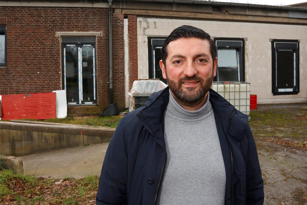 Altan Sancar ist Bauherr an der ehemaligen Aliso-Grundschule in Bergakmen. Er steht vor dem Gebäude. (Porträt)