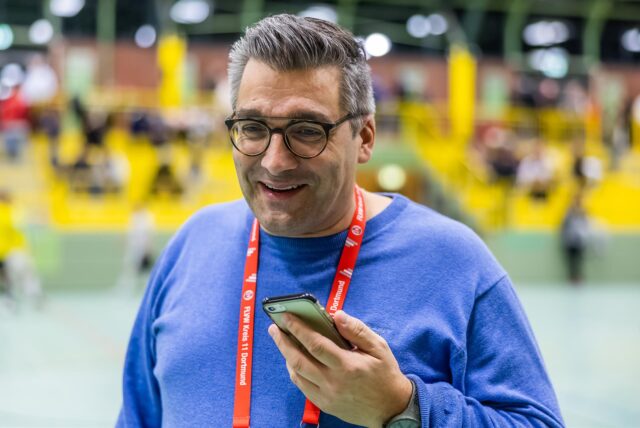 Andreas Edelstein spricht in ein Handy.