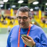 Andreas Edelstein spricht in ein Handy.