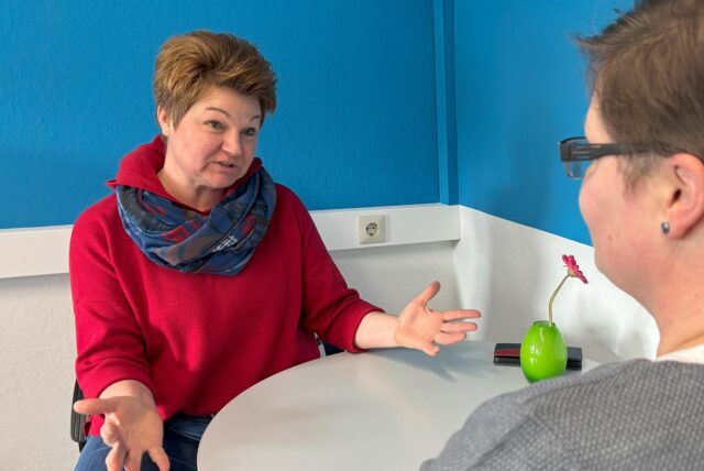Gundula Lauf (links) demonstriert mit offenen Armen eine offene Gesprächssituation.