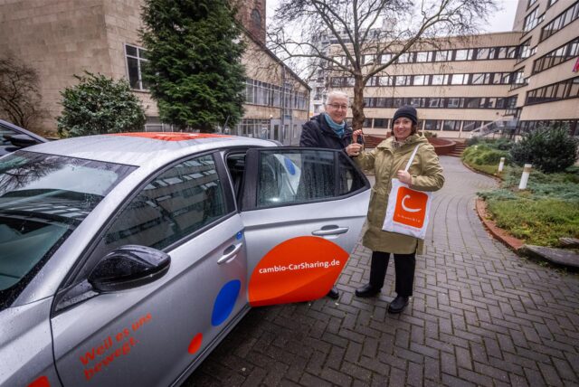 Mailin Finke Branquinho, Standortleiterin bei cambio in Dortmund, und Heike Proske, Superintendentin des Evangelischen Kirchenkreises, stehen neben einem der beiden Carsharing-Autos, die an der Jägerstraße in Dortmund stationiert sind.