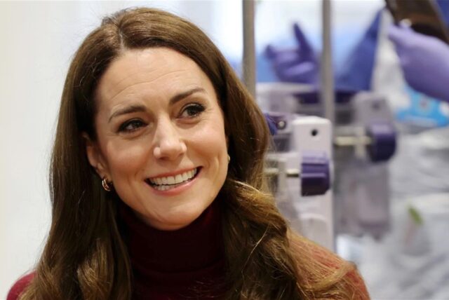 Kate, Prinzessin von Wales, bei einem Besuch im Royal Marsden Hospital in London, wo sie wegen ihrer Krebserkrankung behandelt wurde, um sich persönlich beim Personal für ihre Behandlung zu bedanken.
