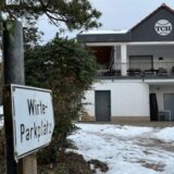 Blick auf das verwaiste „Ben’s Kitchen“ in Opherdicke: Der Wirt darf auf der Anlage des Tennisclubs Holzwickede in der ersten Reihe parken.