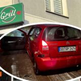 Dem Holzwickede Grill wurde am Sonntag (12. Januar) beim Essenausliefern auf der Wichernstraße 4 in Holzwickede das Auto gestohlen. Der rote Citroën C2 mit dem amtlichen Kennzeichen SO-QP2474 wird seitdem vermisst. Das Auto ist rot und hinten links beschädigt.