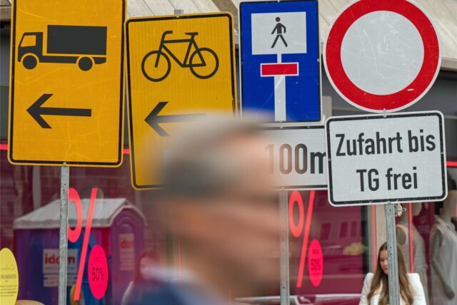 Diverse Verkehrsschilder stehen in der Fußgängerzone in der Innenstadt nebeneinander.