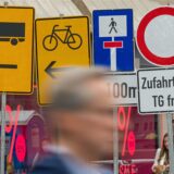 Diverse Verkehrsschilder stehen in der Fußgängerzone in der Innenstadt nebeneinander.