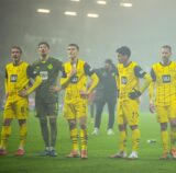 Die BVB-Spieler schauen Richtung Tribüne.